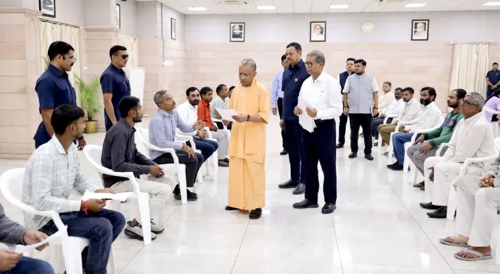 UP News: सीएम योगी ने जनता दर्शन में सुनीं समस्याएं, अधिकारियों को त्वरित निस्तारण के निर्देश
